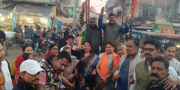 दिल्ली चुनाव में बीजेपी की ऐतिहासिक जीत पर दुमका में जश्न, आतिशबाजी और मिठाई वितरण