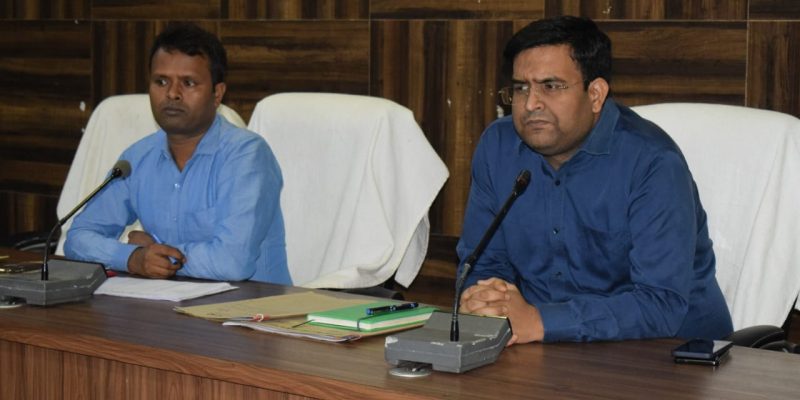 फोटो संख्या PKR 7 (बैठक करते डीसी) फोटो संख्या PKR 7 (बैठक करते डीसी)